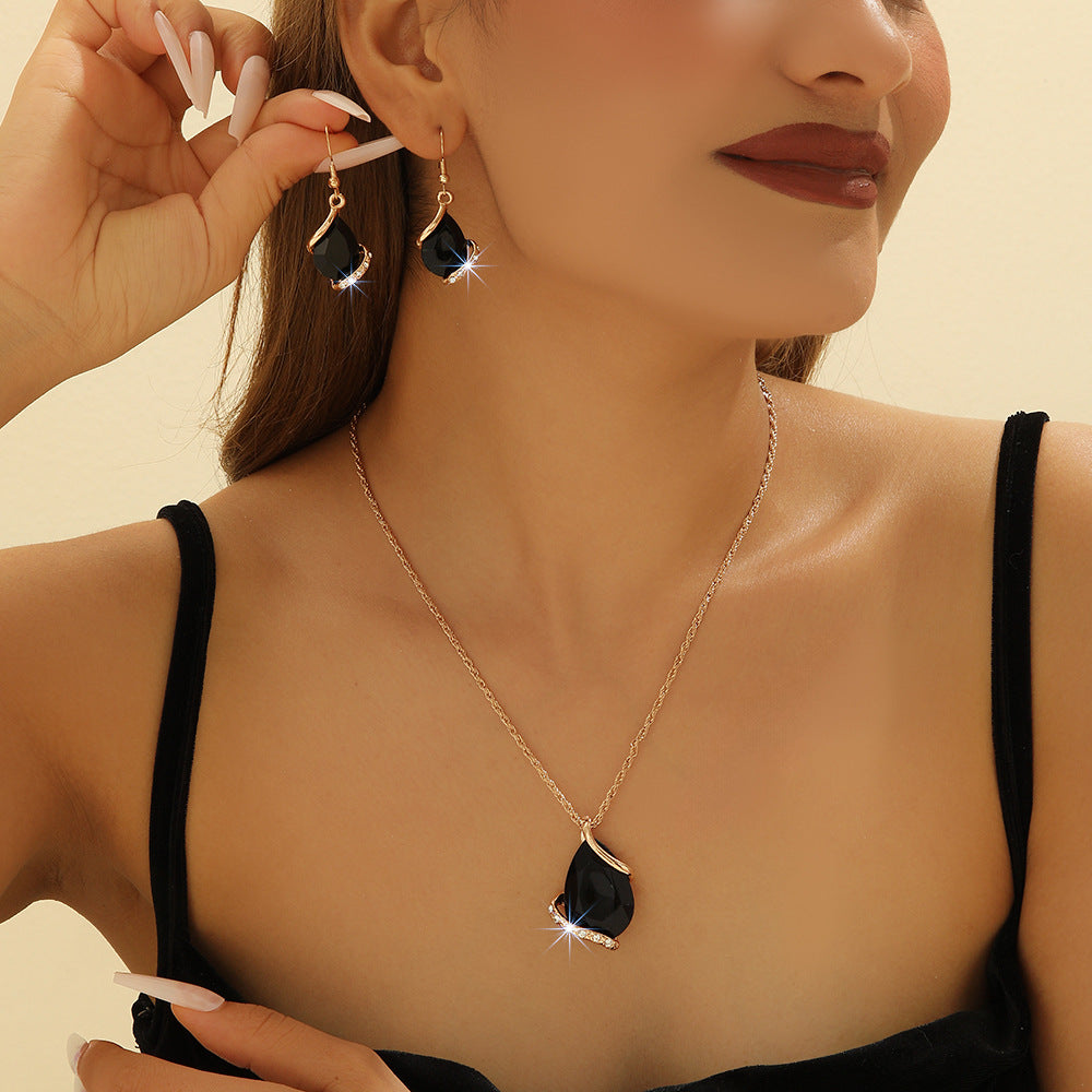Parure de bijoux comprenant un collier avec pendentif en forme de goutte d'eau en cristal bleu et des boucles d'oreilles pendantes, en alliage de zinc hypoallergénique