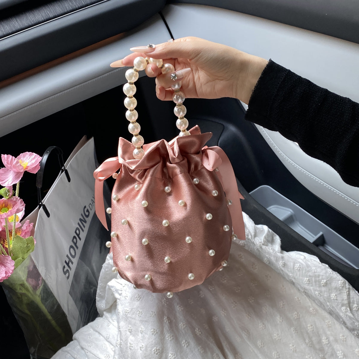 Niche-design beaded bucket bag—suitable for shoulder or crossbody wear; ideal as a bridal bag or a gift.