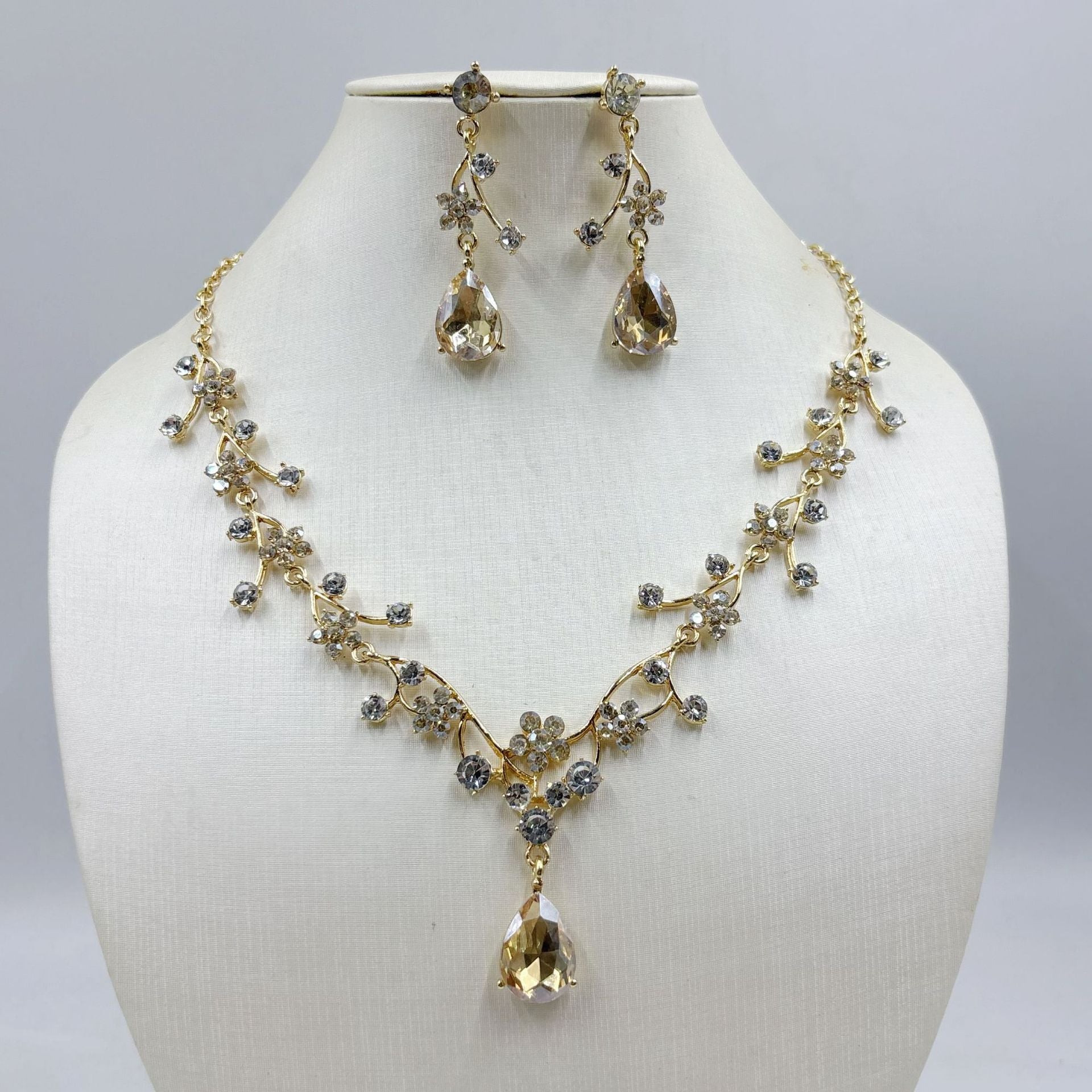Floral Crystal Jewelry Set: Necklace & Drop Earrings