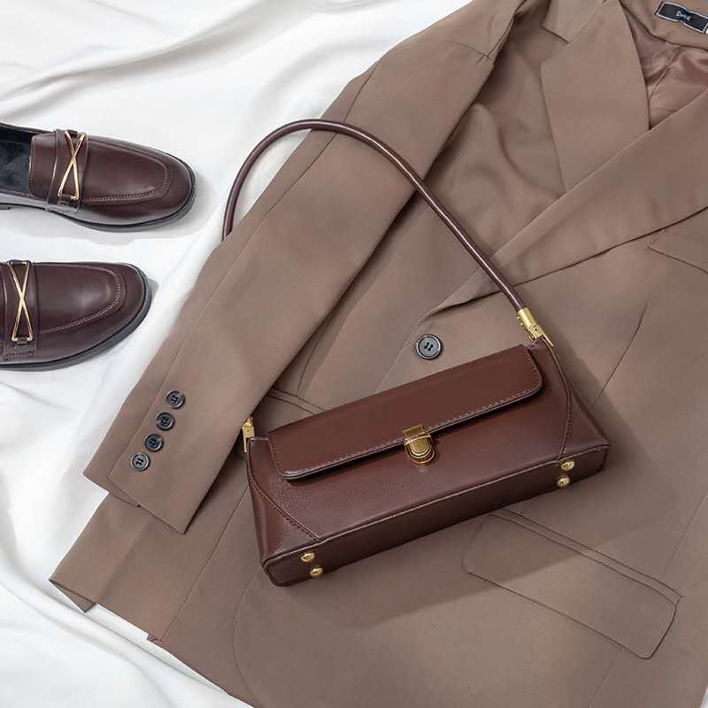 Large-capacity women's underarm bag: a stylish, versatile, and sophisticated handbag—perfect for commuting or as a chic baguette bag.