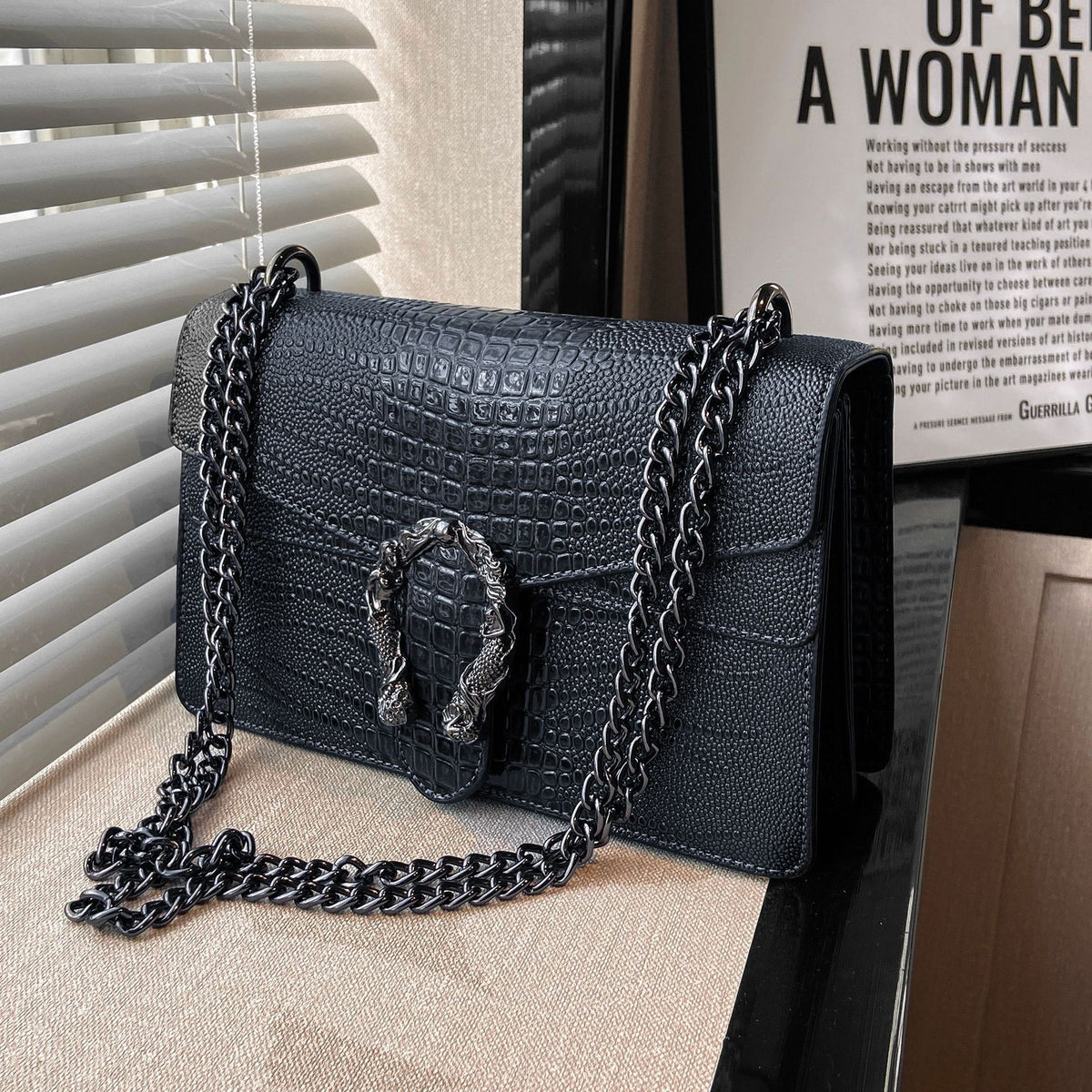 Classic small boxy chain bag with a vintage, affordable-luxury feel; a sophisticated "Dionysus-style" bag suitable for commuting, worn over the shoulder or crossbody.