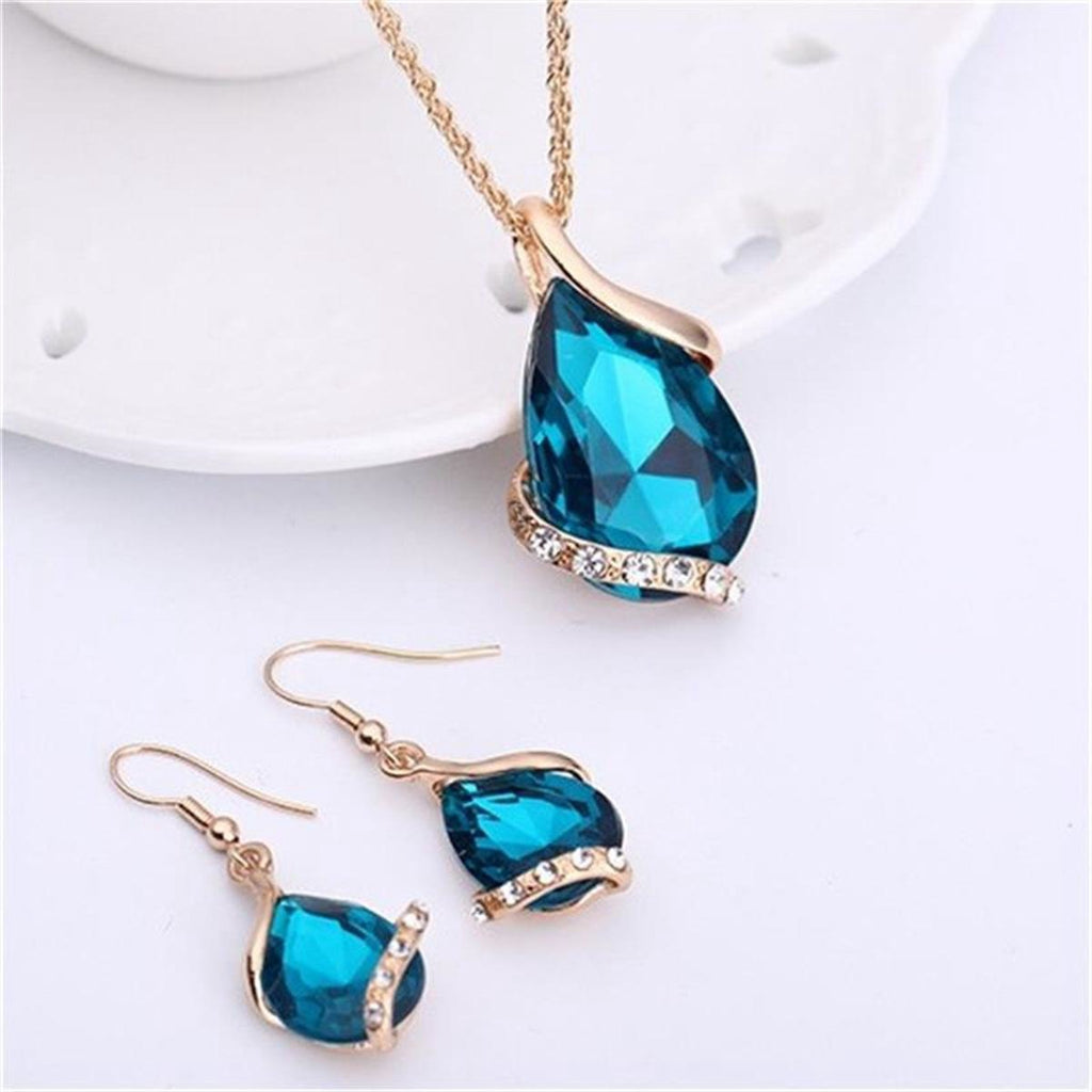 Parure de bijoux comprenant un collier avec pendentif en forme de goutte d'eau en cristal bleu et des boucles d'oreilles pendantes, en alliage de zinc hypoallergénique