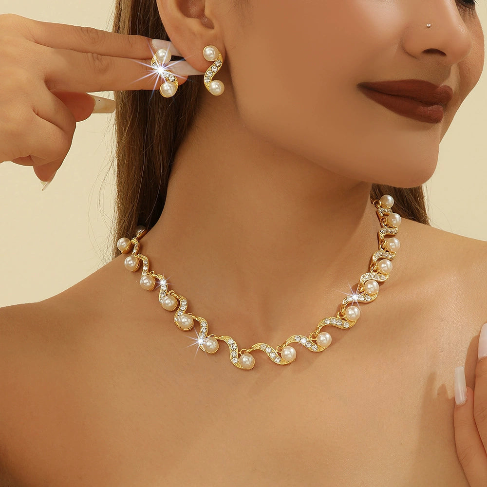 Parure de bijoux ras-du-cou ondulée en similicuir ornée de strass et de perles fantaisie, collier et clous d'oreilles