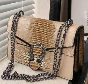 Classic small boxy chain bag with a vintage, affordable-luxury feel; a sophisticated "Dionysus-style" bag suitable for commuting, worn over the shoulder or crossbody.