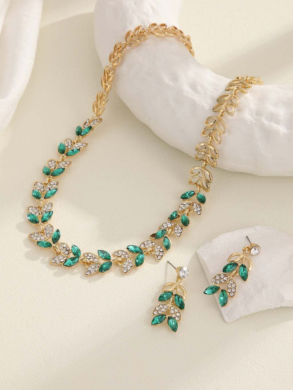 Parure de bijoux en cristal feuille d'émeraude, collier et boucles d'oreilles plaqué or, anti-allergique, ajustable pour mariage, fête ou usage quotidien