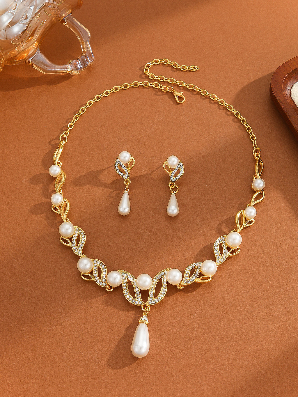 Parure de bijoux collier et boucles d'oreilles pendantes avec perles goutte d'eau et rondes et strass en forme de feuille