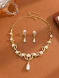 Parure de bijoux collier et boucles d'oreilles pendantes avec perles goutte d'eau et rondes et strass en forme de feuille