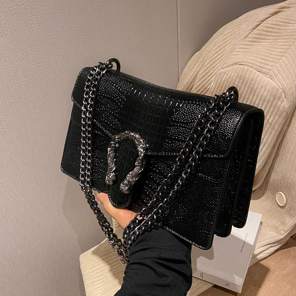 Classic small boxy chain bag with a vintage, affordable-luxury feel; a sophisticated "Dionysus-style" bag suitable for commuting, worn over the shoulder or crossbody.