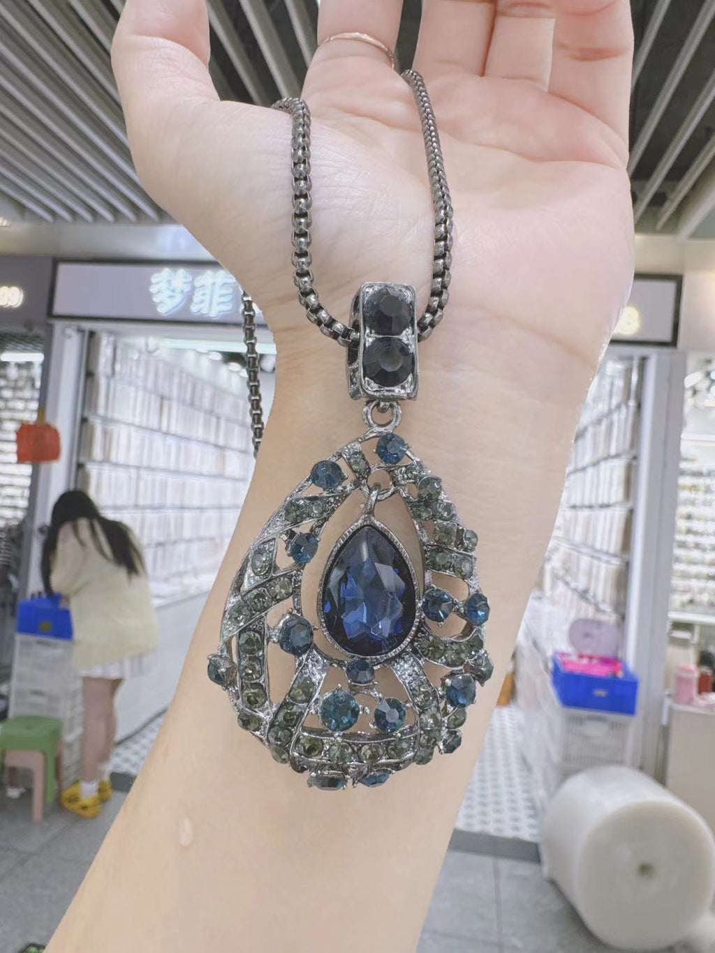 Collier long pour femme en métal, avec pendentif vintage ajouré en forme de goutte, saphir et cristal, et chaîne strass.