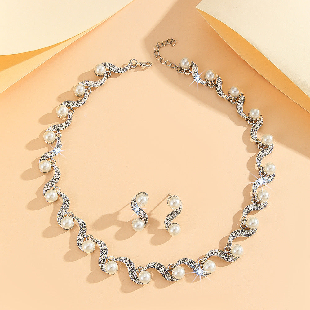 Parure de bijoux ras-du-cou ondulée en similicuir ornée de strass et de perles fantaisie, collier et clous d'oreilles