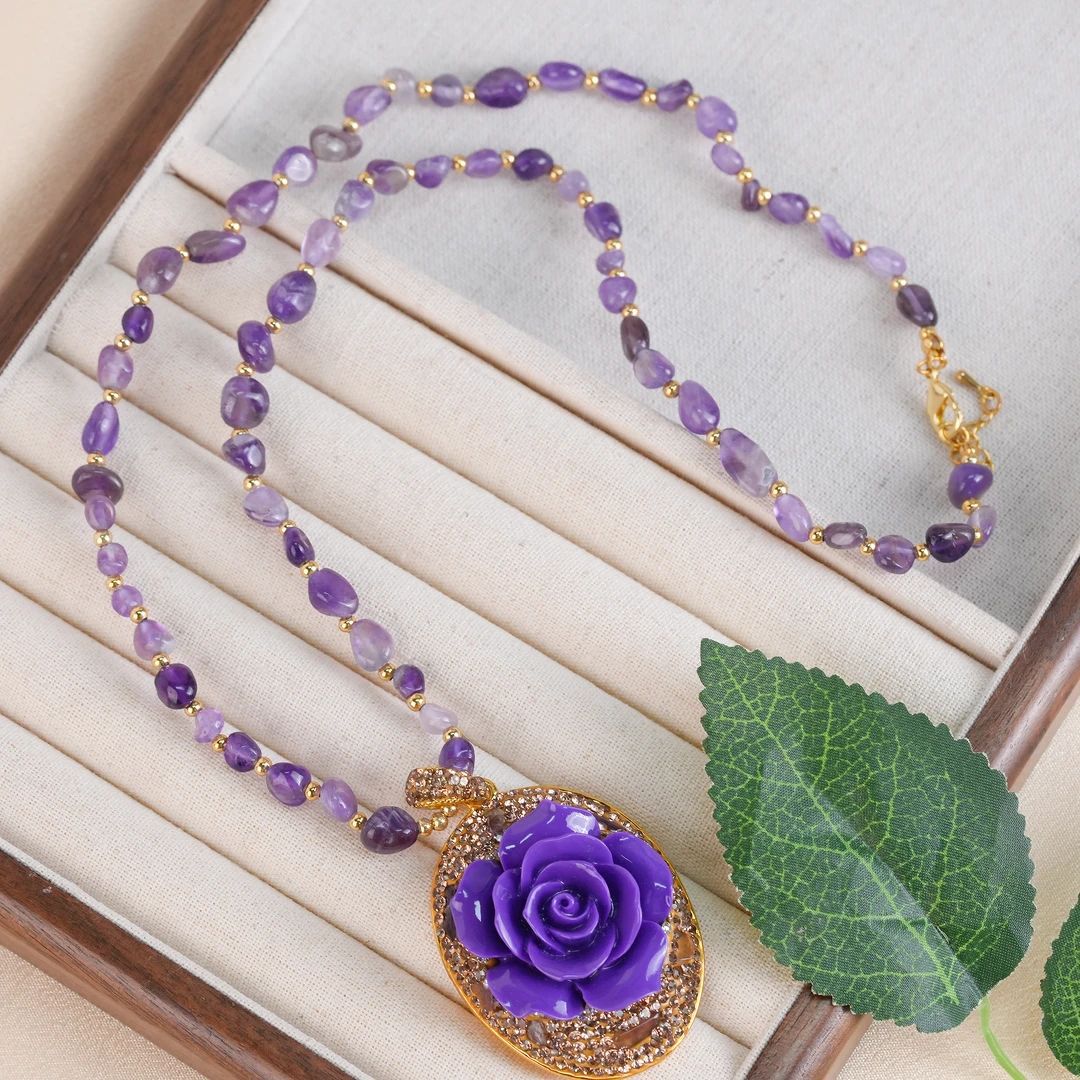 Elegant Retro Purple Rose Carving Pendant Necklace Natural Raw Amethyst Chip Beaded Long Chain Sparkly Rhinestone Gold Setting Autumn Winter Accessory