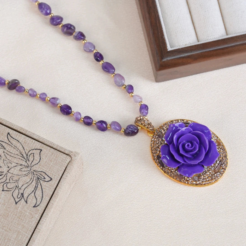 Elegant Retro Purple Rose Carving Pendant Necklace Natural Raw Amethyst Chip Beaded Long Chain Sparkly Rhinestone Gold Setting Autumn Winter Accessory