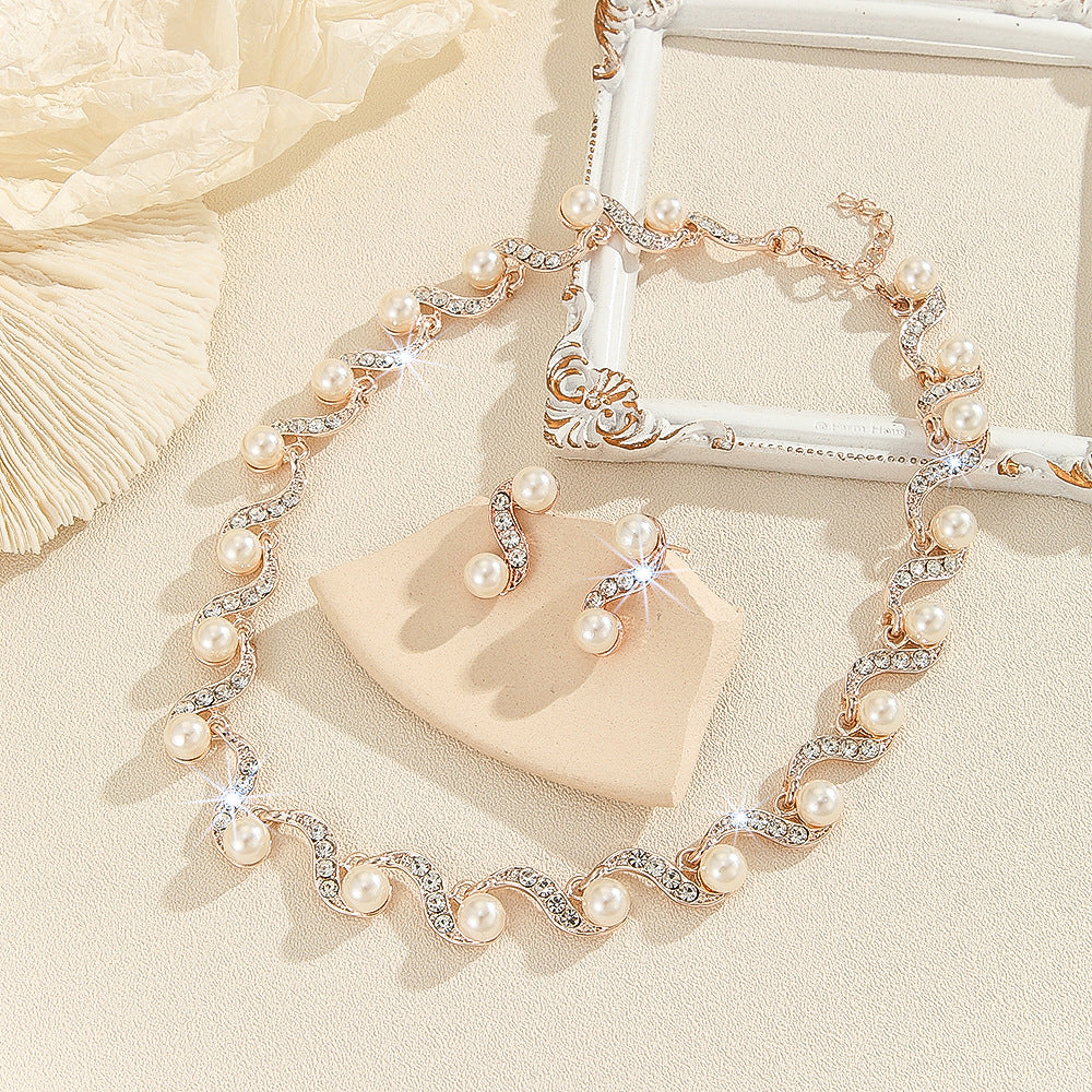 Parure de bijoux ras-du-cou ondulée en similicuir ornée de strass et de perles fantaisie, collier et clous d'oreilles