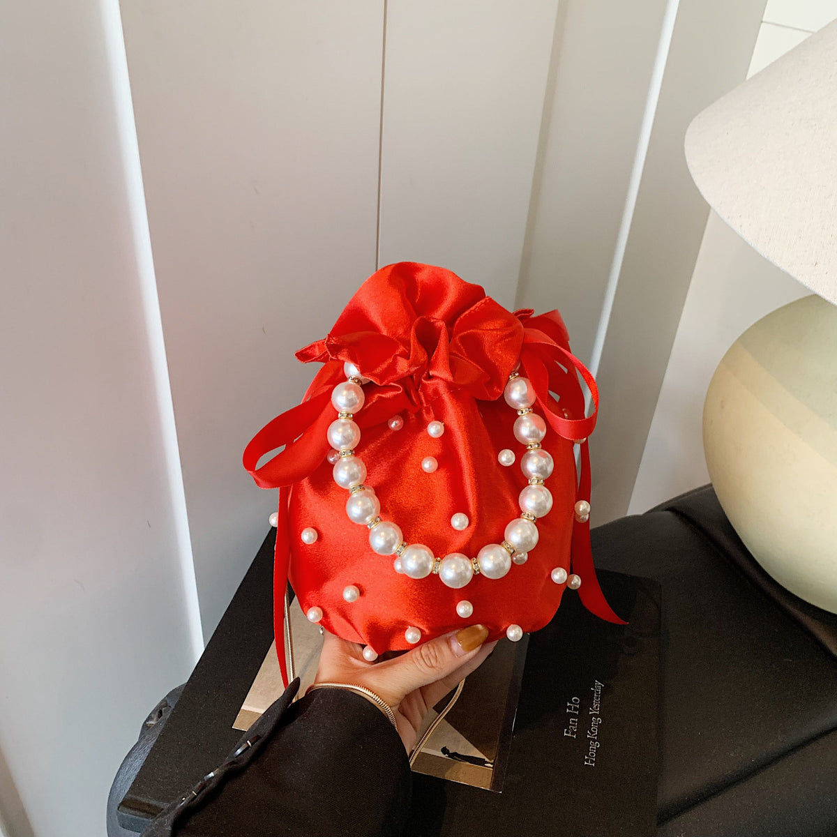 Niche-design beaded bucket bag—suitable for shoulder or crossbody wear; ideal as a bridal bag or a gift.