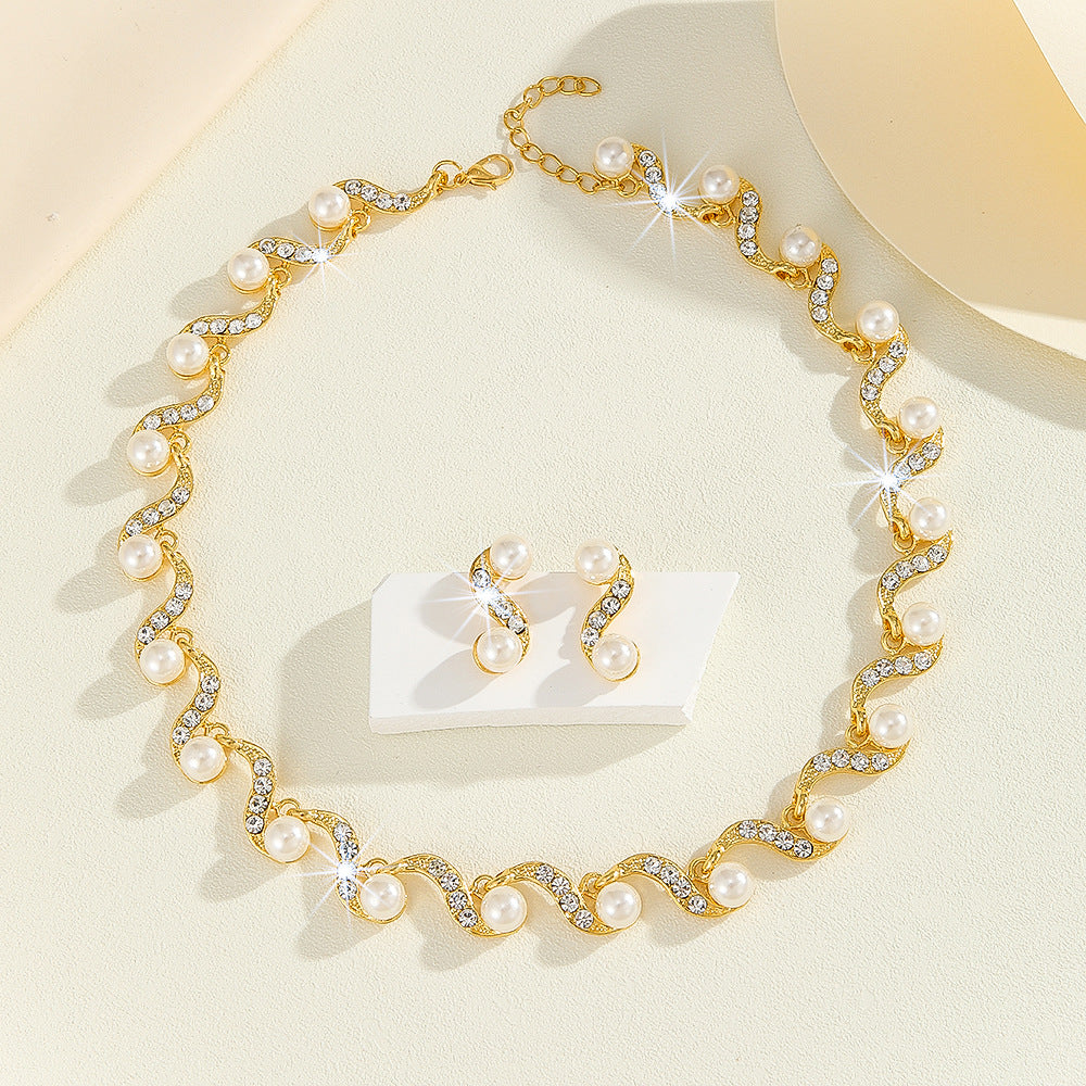 Parure de bijoux ras-du-cou ondulée en similicuir ornée de strass et de perles fantaisie, collier et clous d'oreilles
