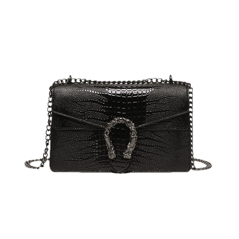 Classic small boxy chain bag with a vintage, affordable-luxury feel; a sophisticated "Dionysus-style" bag suitable for commuting, worn over the shoulder or crossbody.