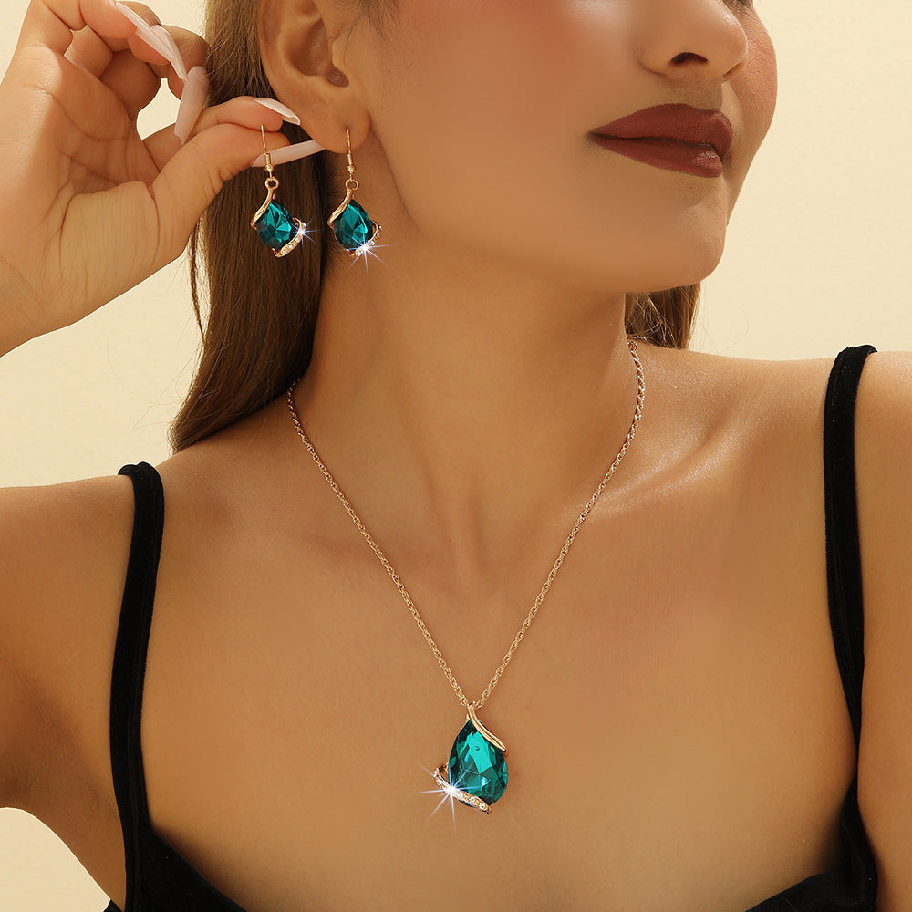 Parure de bijoux comprenant un collier avec pendentif en forme de goutte d'eau en cristal bleu et des boucles d'oreilles pendantes, en alliage de zinc hypoallergénique