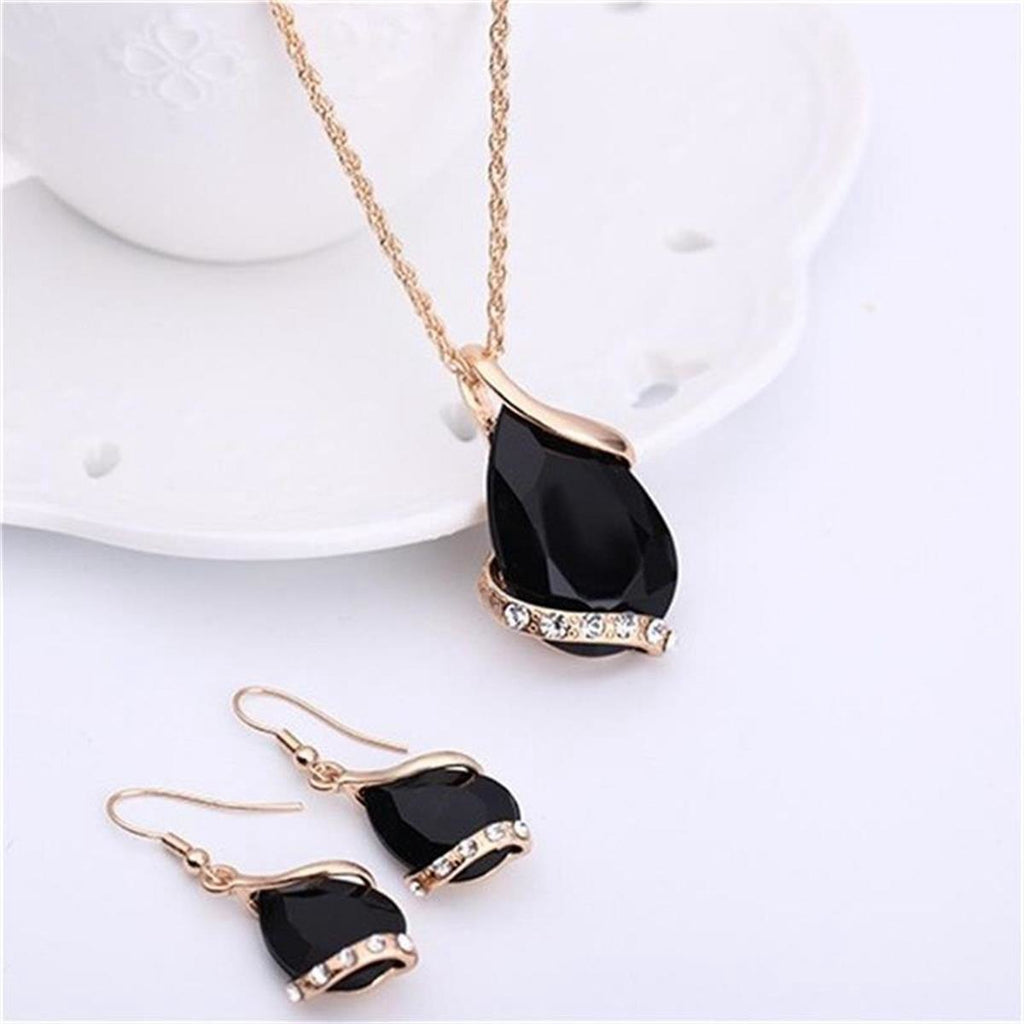 Parure de bijoux comprenant un collier avec pendentif en forme de goutte d'eau en cristal bleu et des boucles d'oreilles pendantes, en alliage de zinc hypoallergénique