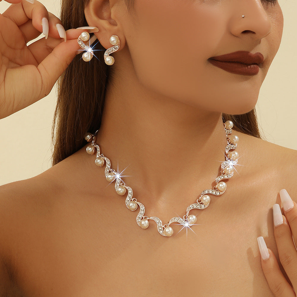 Parure de bijoux ras-du-cou ondulée en similicuir ornée de strass et de perles fantaisie, collier et clous d'oreilles