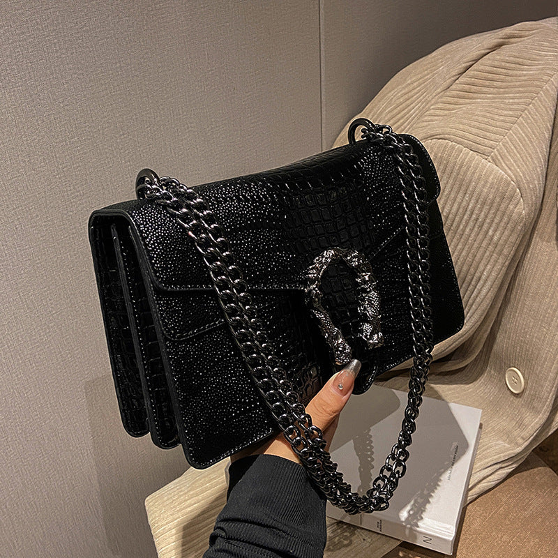 Classic small boxy chain bag with a vintage, affordable-luxury feel; a sophisticated "Dionysus-style" bag suitable for commuting, worn over the shoulder or crossbody.