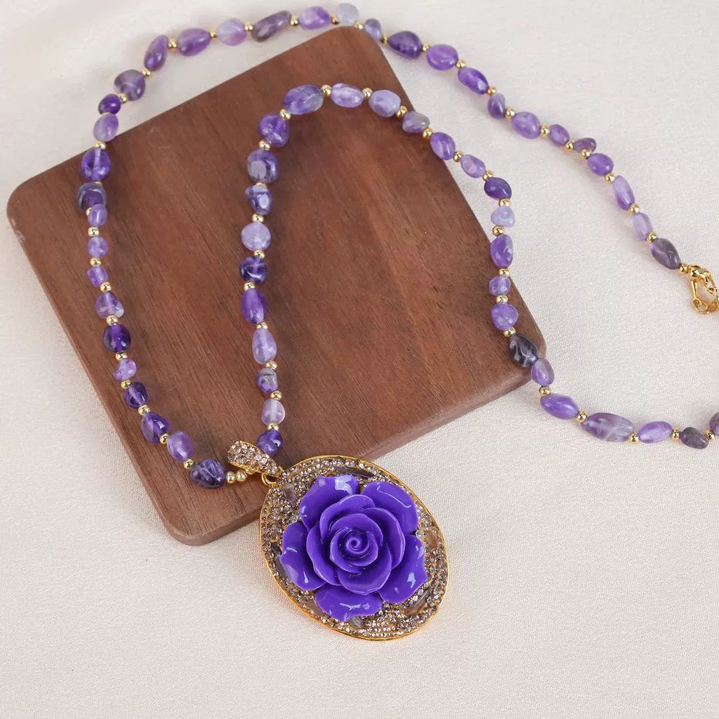 Elegant Retro Purple Rose Carving Pendant Necklace Natural Raw Amethyst Chip Beaded Long Chain Sparkly Rhinestone Gold Setting Autumn Winter Accessory