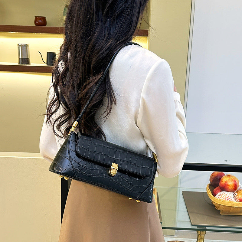 Large-capacity women's underarm bag: a stylish, versatile, and sophisticated handbag—perfect for commuting or as a chic baguette bag.