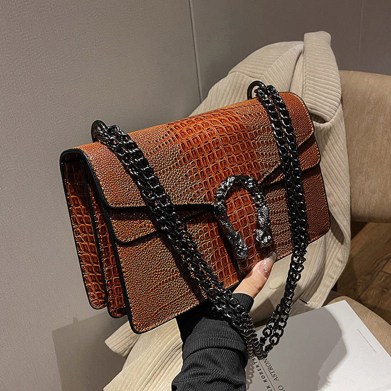 Classic small boxy chain bag with a vintage, affordable-luxury feel; a sophisticated "Dionysus-style" bag suitable for commuting, worn over the shoulder or crossbody.