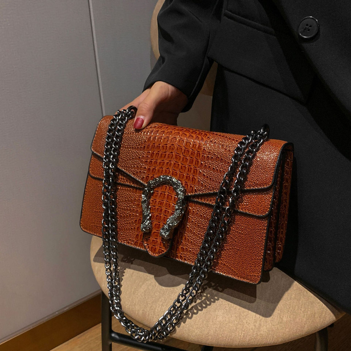 Classic small boxy chain bag with a vintage, affordable-luxury feel; a sophisticated "Dionysus-style" bag suitable for commuting, worn over the shoulder or crossbody.