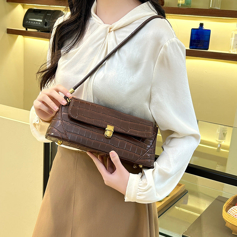 Large-capacity women's underarm bag: a stylish, versatile, and sophisticated handbag—perfect for commuting or as a chic baguette bag.