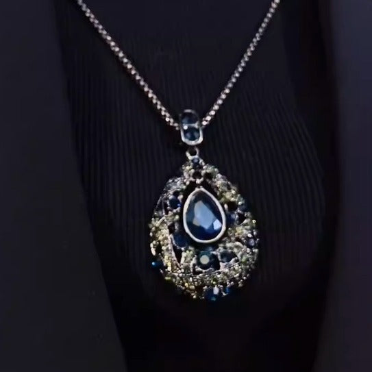 Collier long pour femme en métal, avec pendentif vintage ajouré en forme de goutte, saphir et cristal, et chaîne strass.