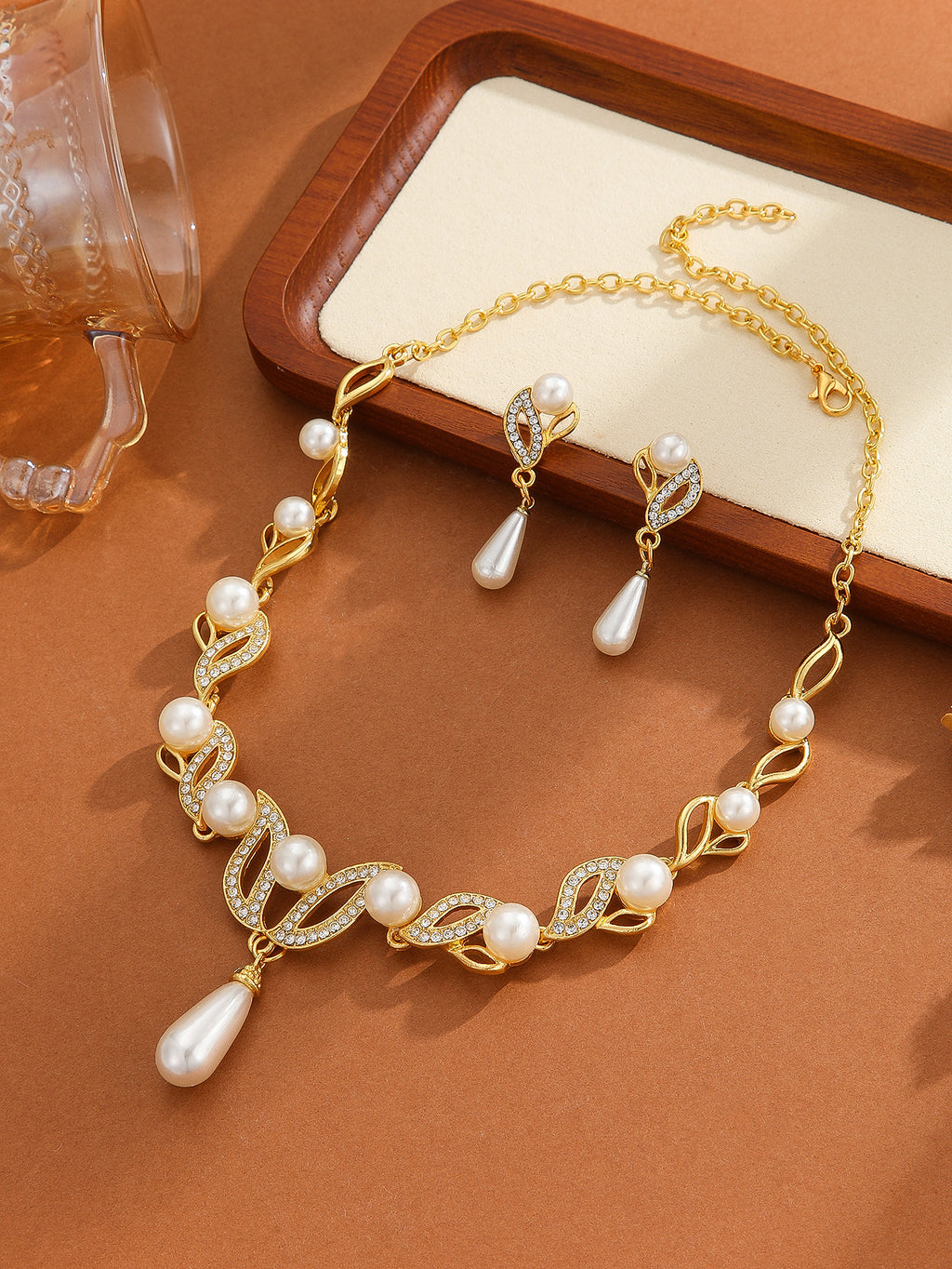 Parure de bijoux collier et boucles d'oreilles pendantes avec perles goutte d'eau et rondes et strass en forme de feuille