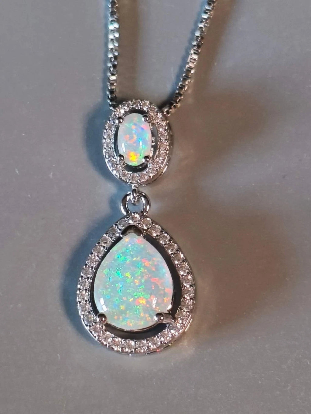 Necklace with two teardrop-shaped opals plated in 18K white gold