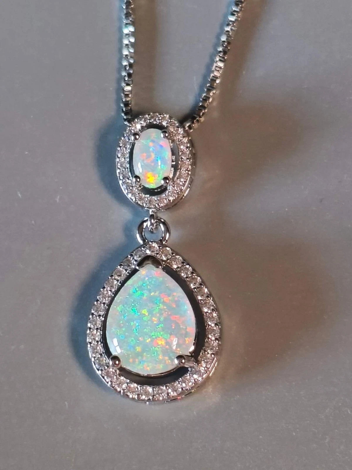 Necklace with two teardrop-shaped opals plated in 18K white gold