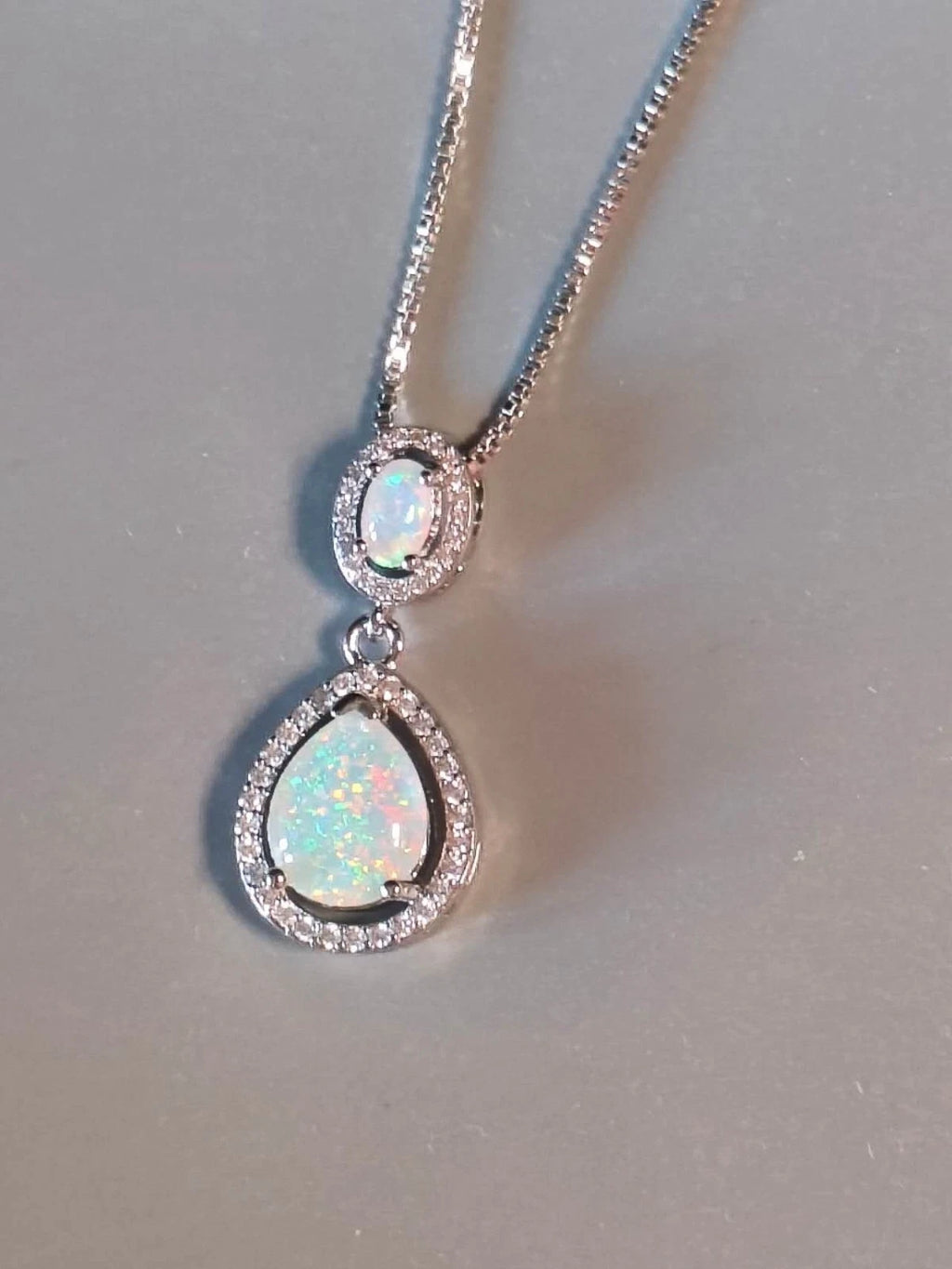 Necklace with two teardrop-shaped opals plated in 18K white gold