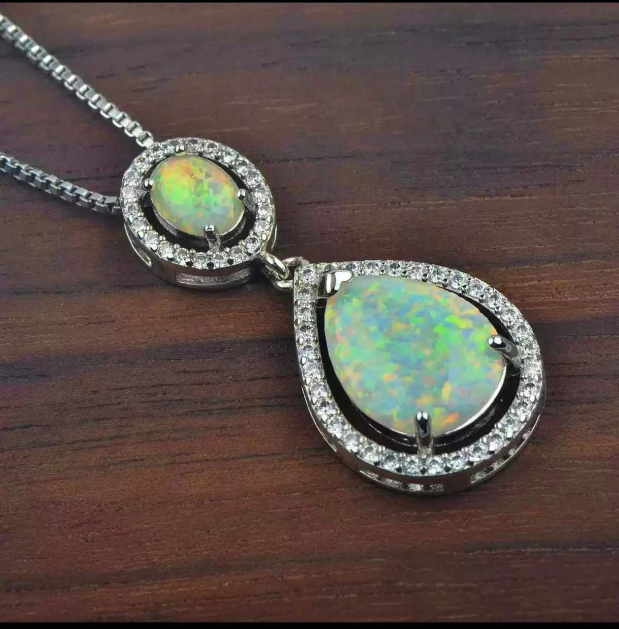 Necklace with two teardrop-shaped opals plated in 18K white gold