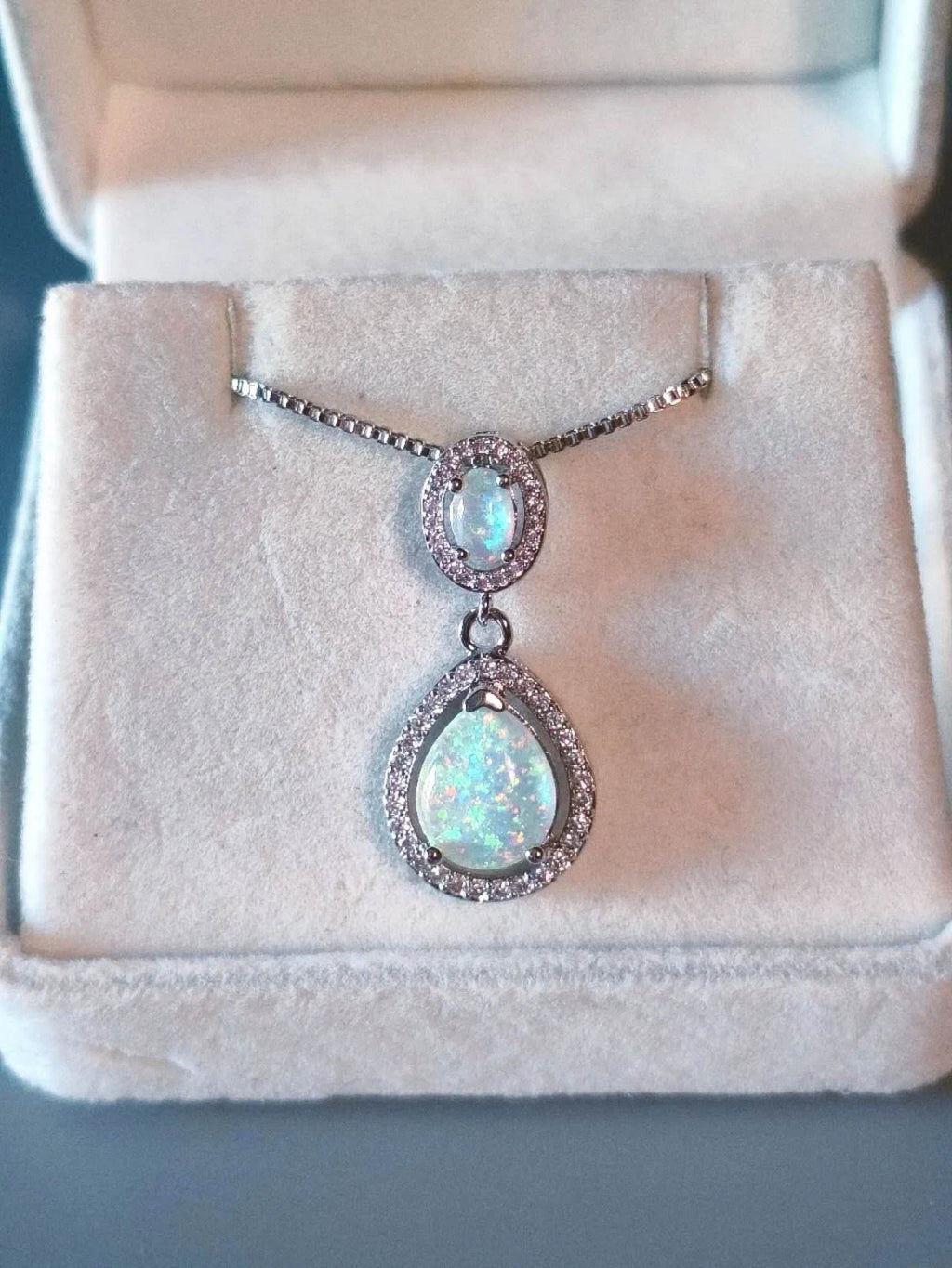 Necklace with two teardrop-shaped opals plated in 18K white gold