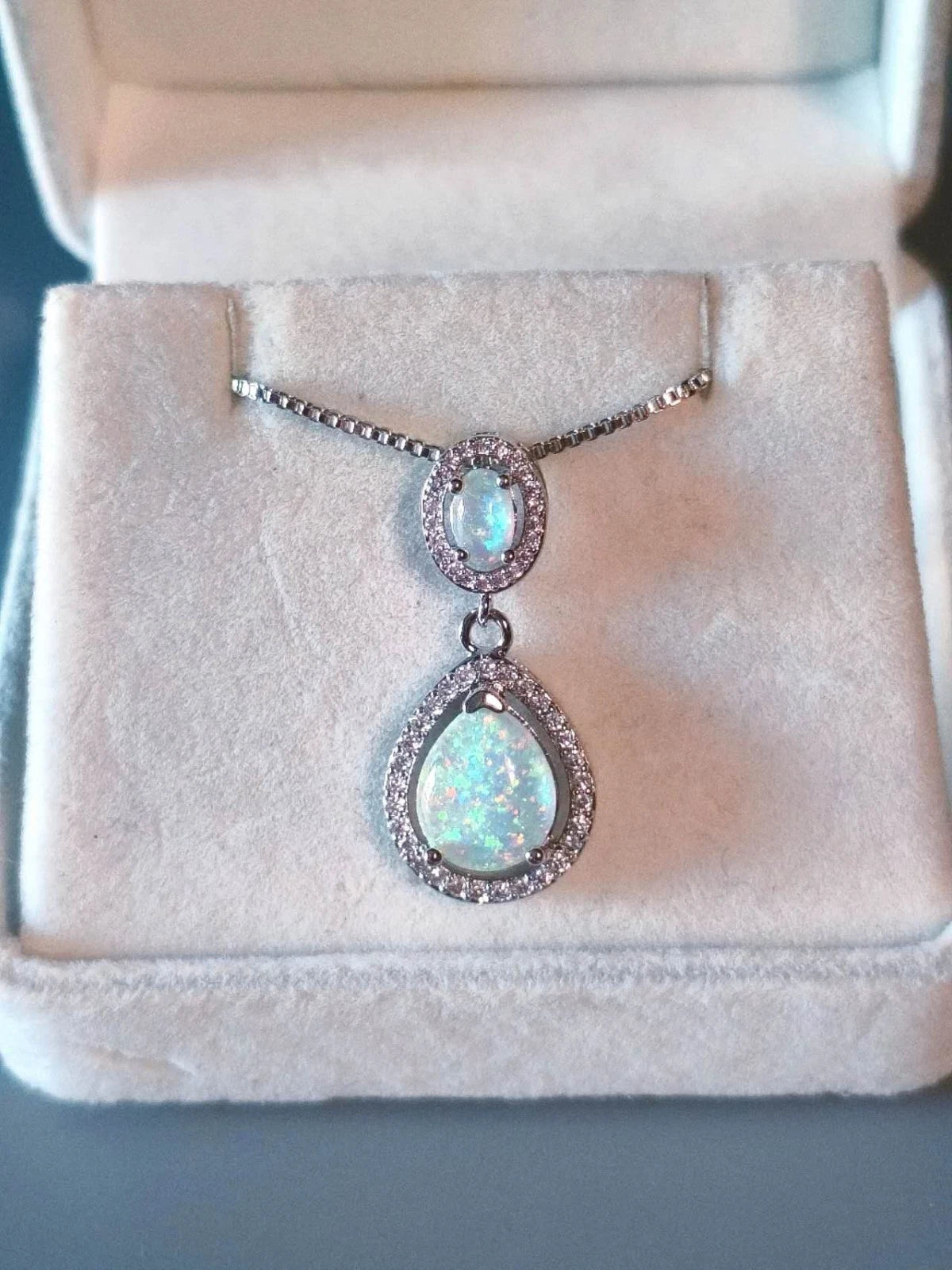 Necklace with two teardrop-shaped opals plated in 18K white gold