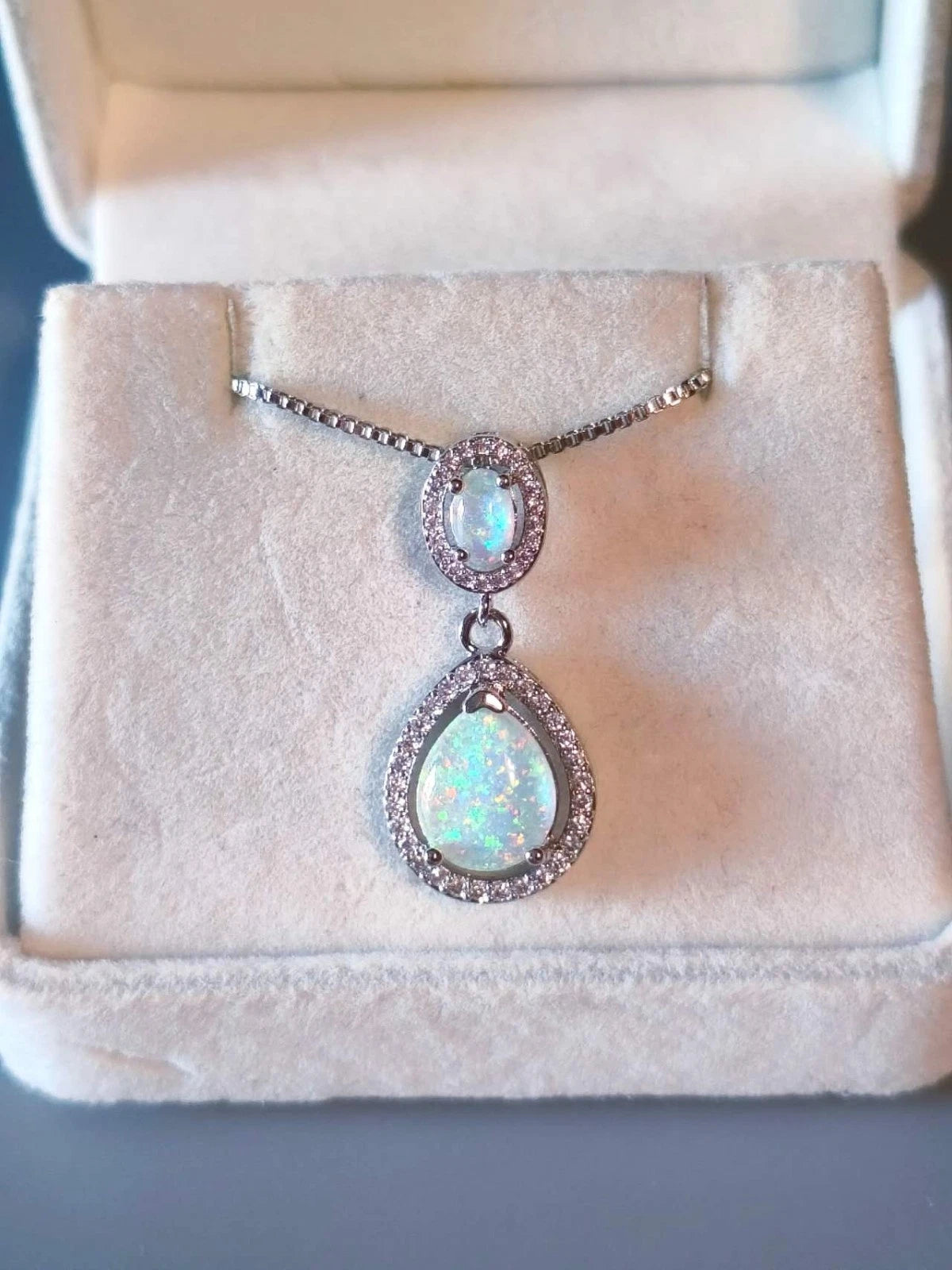 Necklace with two teardrop-shaped opals plated in 18K white gold