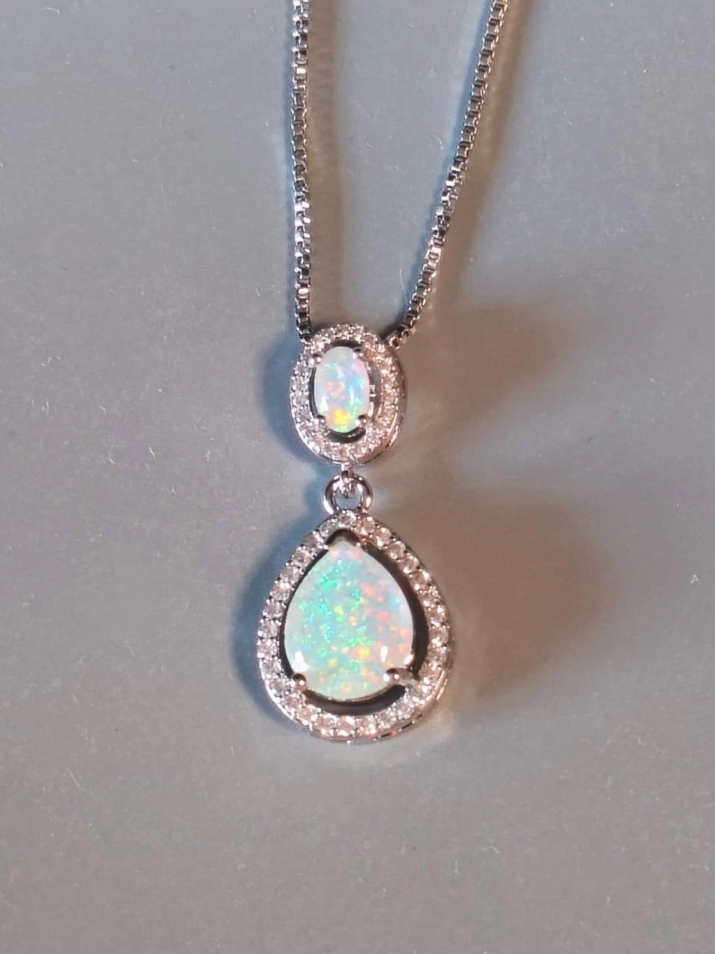 Necklace with two teardrop-shaped opals plated in 18K white gold