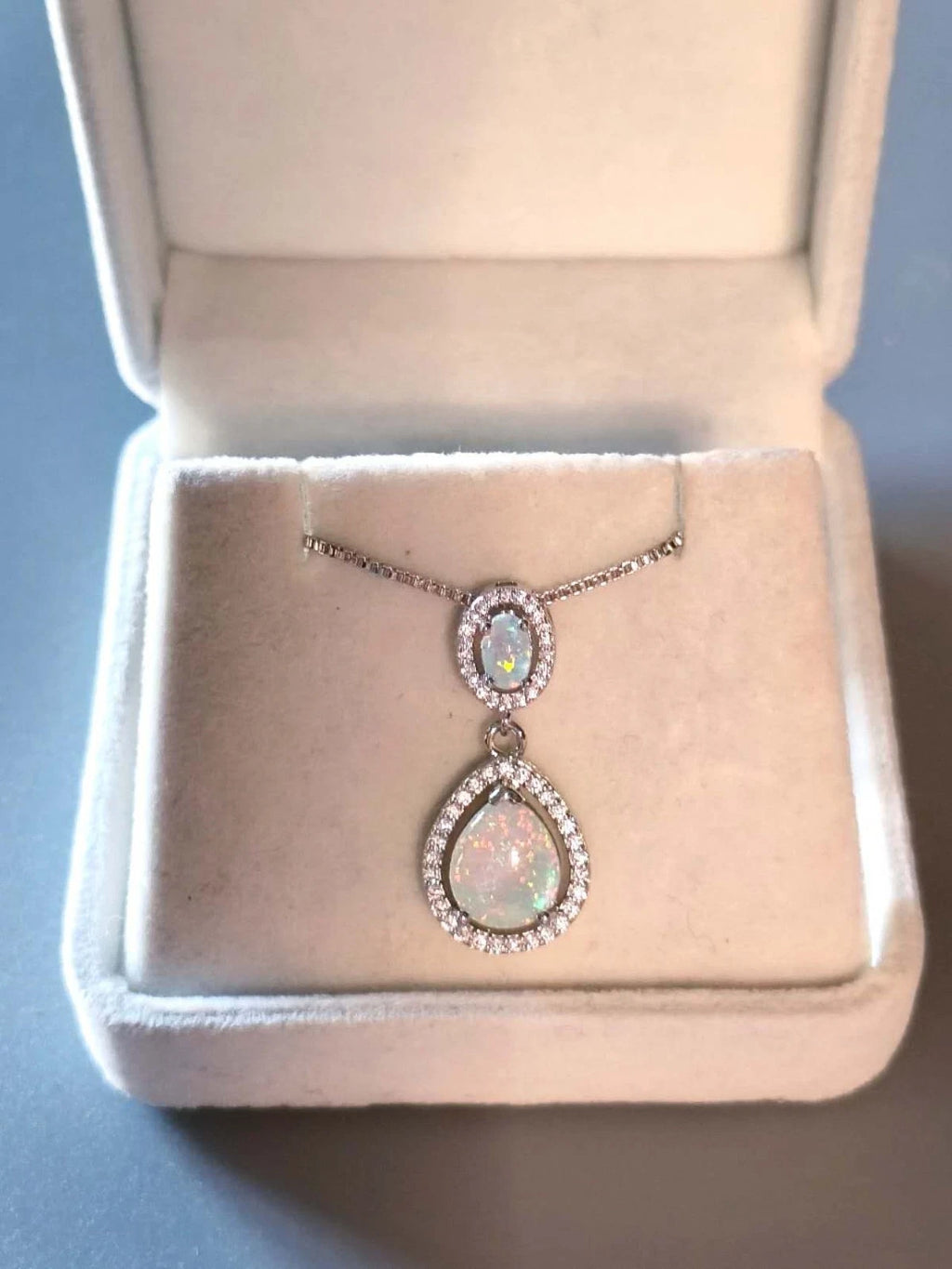 Necklace with two teardrop-shaped opals plated in 18K white gold