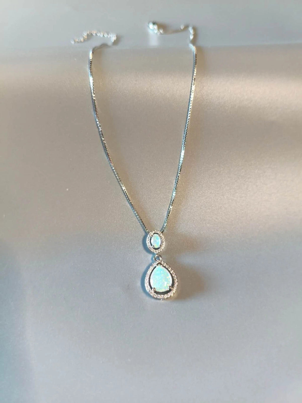 Necklace with two teardrop-shaped opals plated in 18K white gold