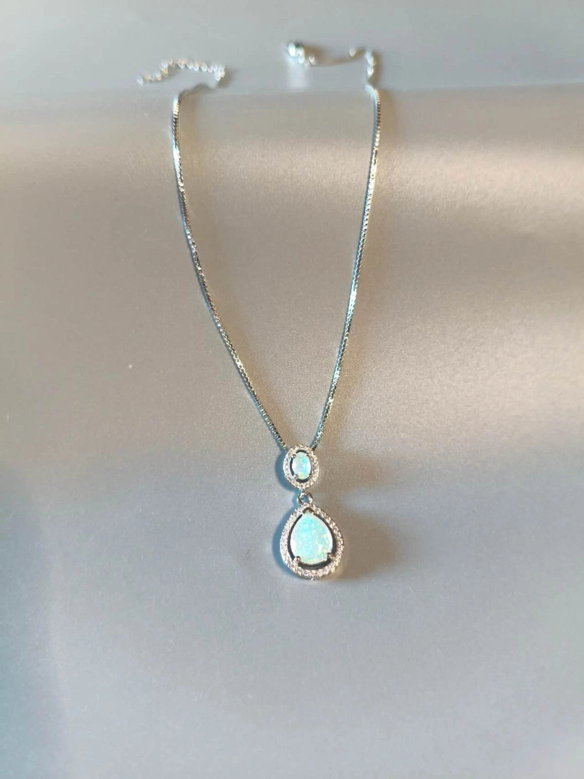 Necklace with two teardrop-shaped opals plated in 18K white gold