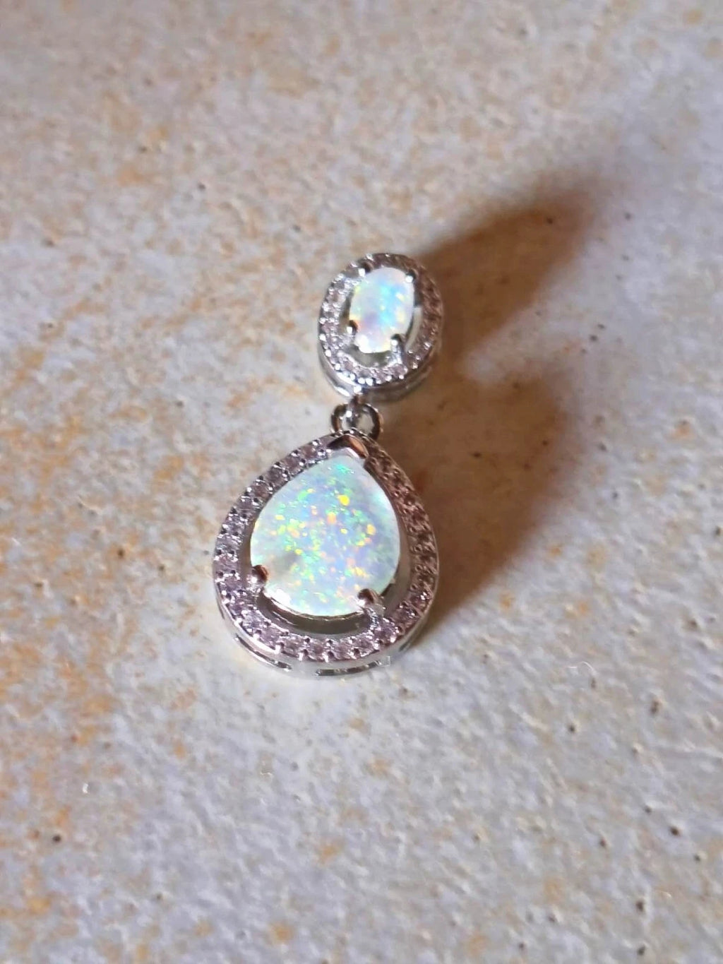 Necklace with two teardrop-shaped opals plated in 18K white gold