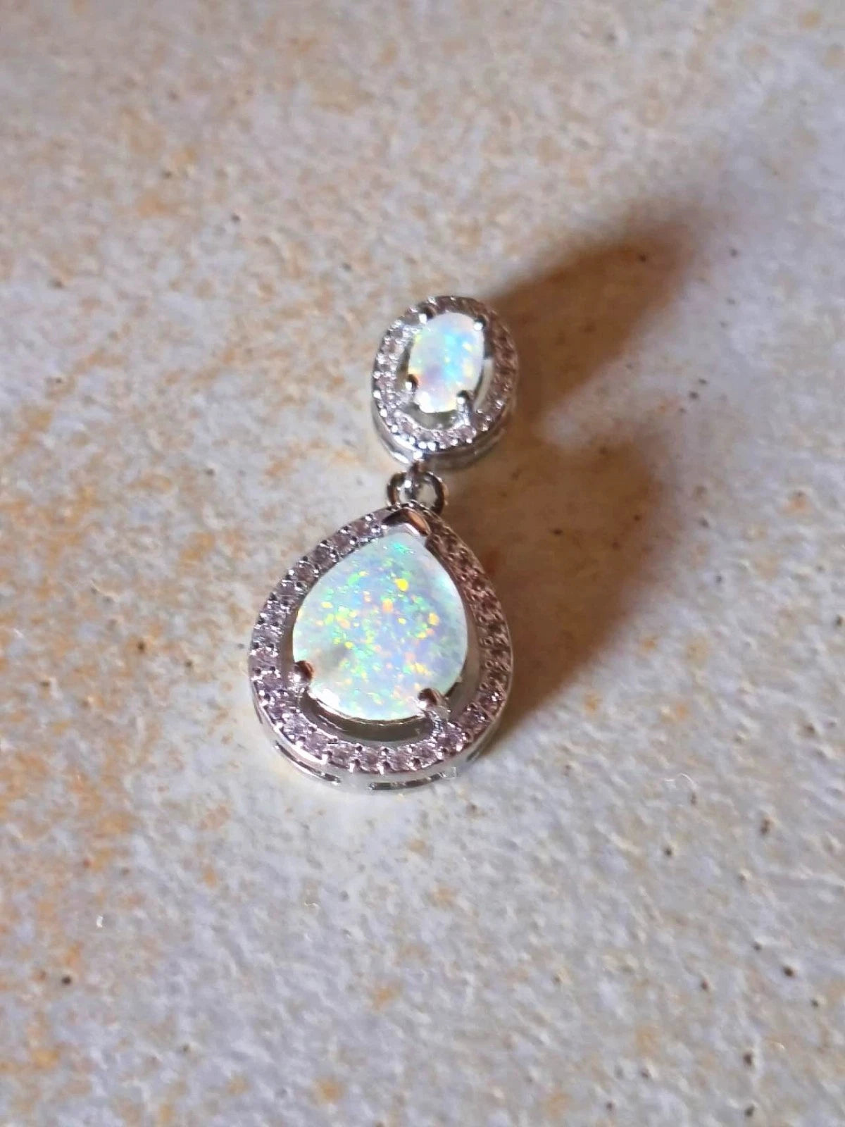 Necklace with two teardrop-shaped opals plated in 18K white gold