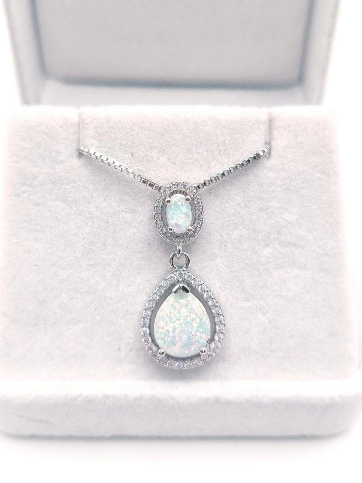 Necklace with two teardrop-shaped opals plated in 18K white gold