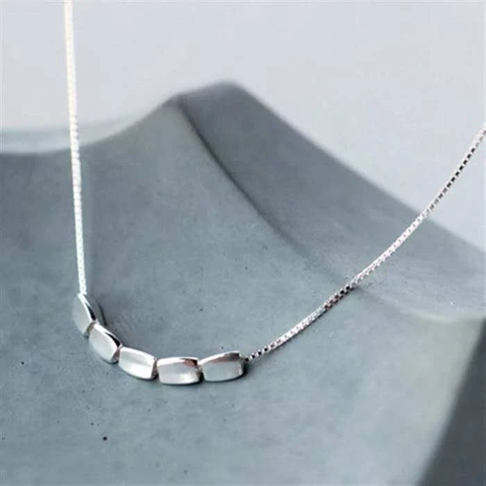 Collier minimaliste tendance en argent 925 avec petits cubes lisses
