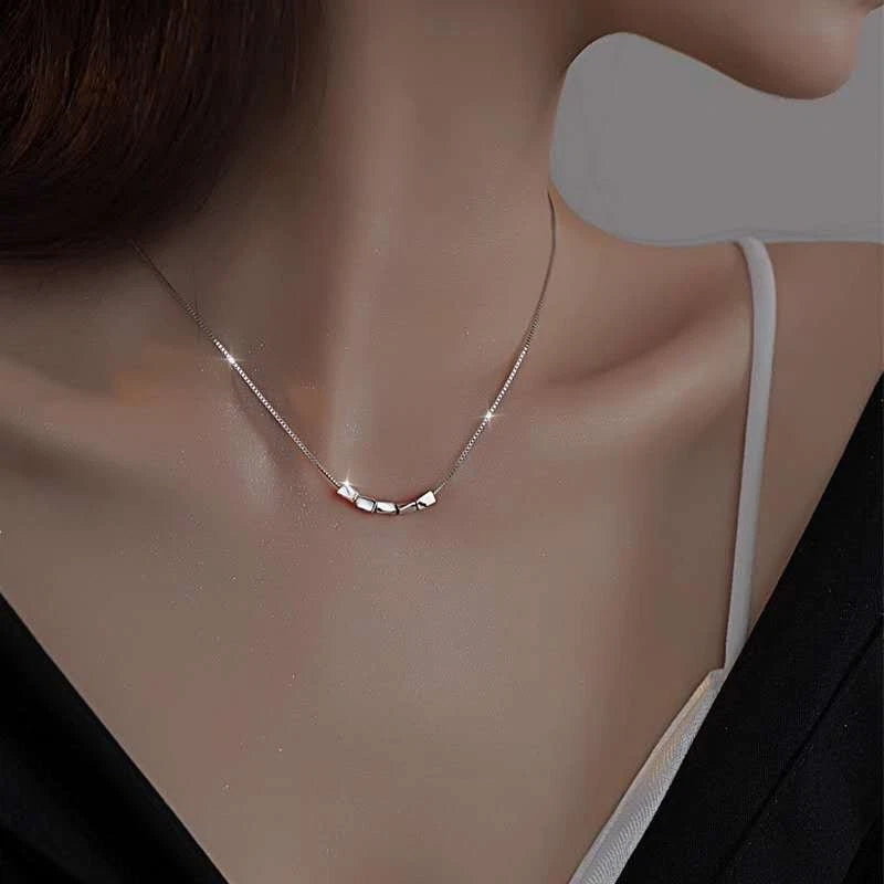 Collier minimaliste tendance en argent 925 avec petits cubes lisses