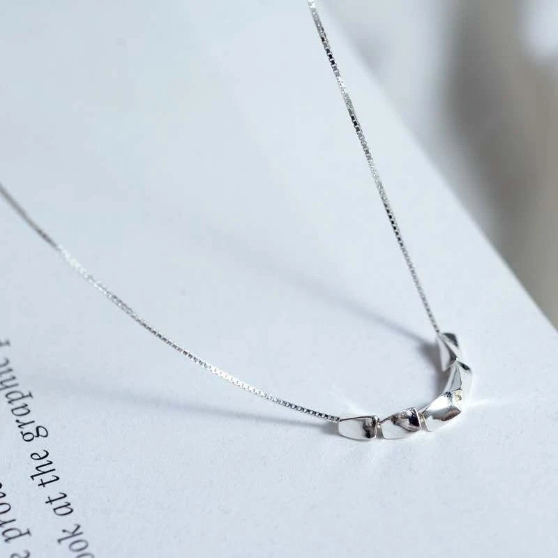 Collier minimaliste tendance en argent 925 avec petits cubes lisses