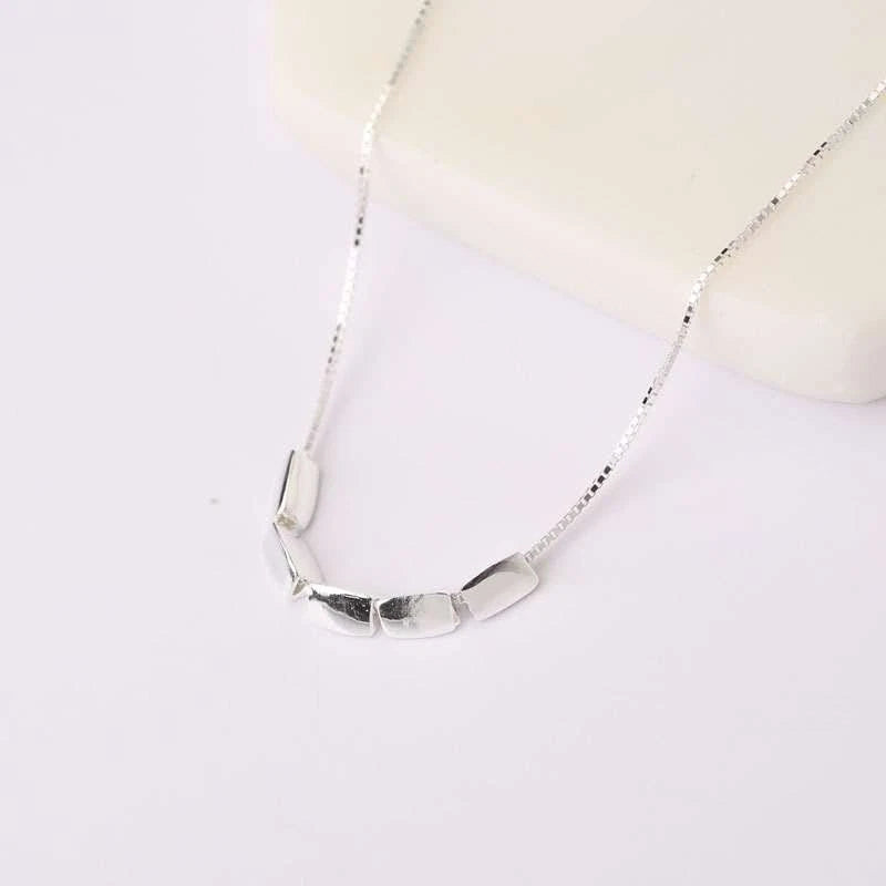 Collier minimaliste tendance en argent 925 avec petits cubes lisses