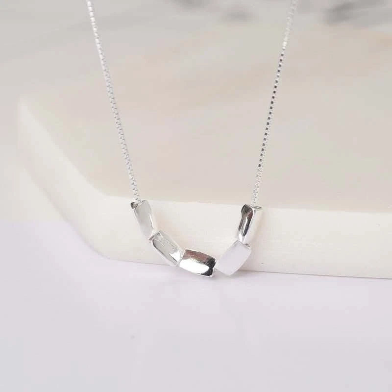 Collier minimaliste tendance en argent 925 avec petits cubes lisses